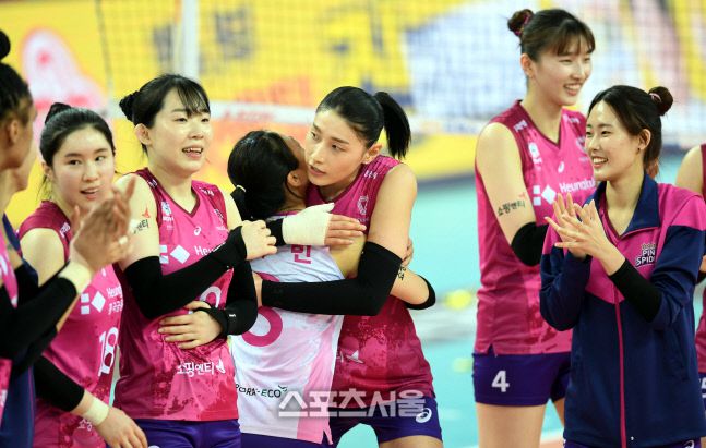 흥국생명 김연경이 24일 인천계양체육관에서 열린 2020-2021 V리그 플레이오프 흥국생명과 IBK기업은행의 3차전 승리 후 동료들과 포옹을 하고 있다. 2021. 3. 24.계양 | 최승섭기자 thunder@sportsseoul.com