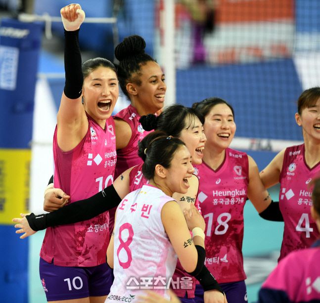 흥국생명 김연경이 24일 인천계양체육관에서 열린 2020-2021 V리그 플레이오프 흥국생명과 IBK기업은행의 3차전 승리 후 환호하고 있다. 계양 | 최승섭기자 thunder@sportsseoul.com