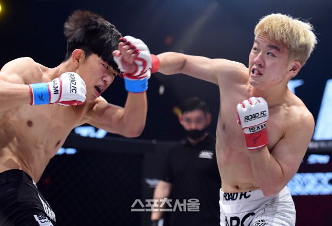 이정현이 박진우를 펀치 공격하고 있다. 이주상기자 rainbow@sportsseoul.com