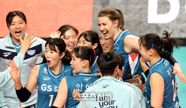 러츠와 강소휘 등 GS칼텍스 선수들이 28일 서울 장충체육관에서 진행된 흥국생명과의 챔피언결정전 2차전에서 세트 스코어 3-0으로 승리한 뒤 환호하고있다. 2021.03.28. 김도훈기자 dica@sportsseoul.com