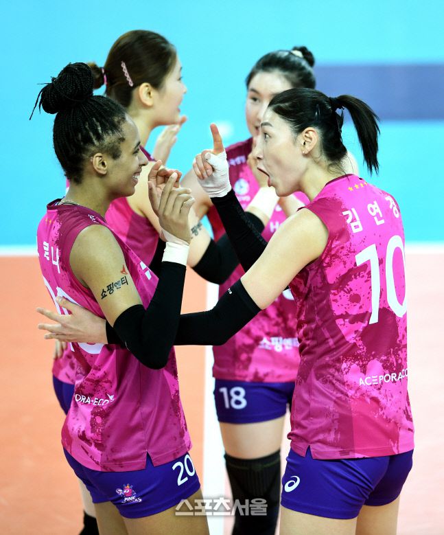 흥국생명 김연경(오른쪽)이 30일 계양체육관에서 열린 2020-2021 V리그 여자부 흥국생명과 GS칼텍스의 챔피언결정전 3차전에서 득점을 한 뒤 디그에 성공했던 브루나에게 이야기를 하고 있다. 2021. 3. 30. 인천 | 박진업기자 upandup@sportsseoul.com