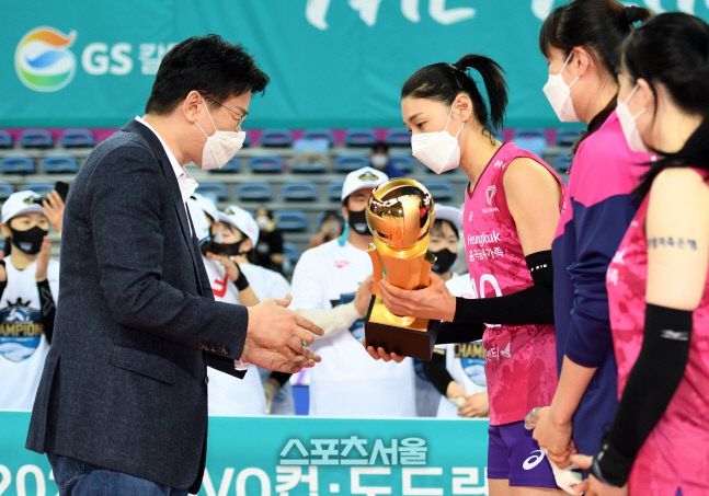 흥국생명 김연경(오른쪽)이 30일 계양체육관에서 열린 2020-2021 V리그 여자부 흥국생명과 GS칼텍스의 챔피언결정전 3차전에서 GS칼텍스에 패하며 준우승을 차지한 뒤 조원태 총재로부터 트로피를 건네받고 있다. 2021. 3. 30. 인천 | 박진업기자 upandup@sportsseoul.com