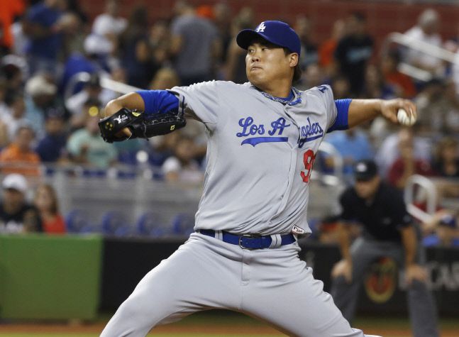 류현진은 2013년 6월 메이저리그 데뷔 때 LA 다저스 소속으로 처음 양키스타디움 마운드에 서 일본의 구로다 히로키와 맞대결을 펼쳤다. 로이터연합뉴스