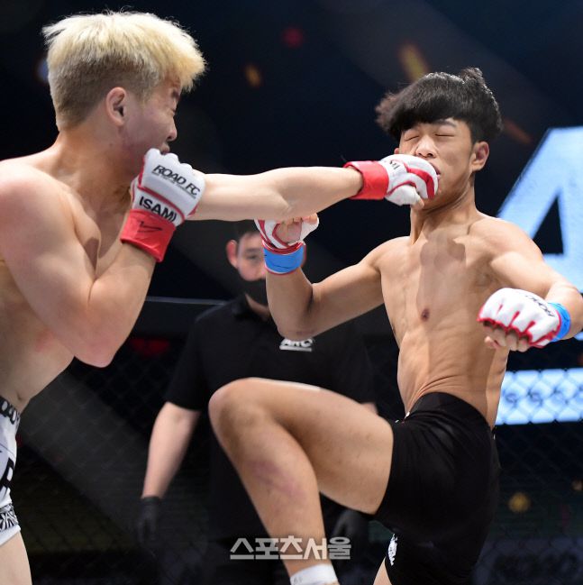 이전현이 박진우(오른쪽)에게 펀치 공격을 하고 있다. 이주상기자 rainbow@sportsseoul.com