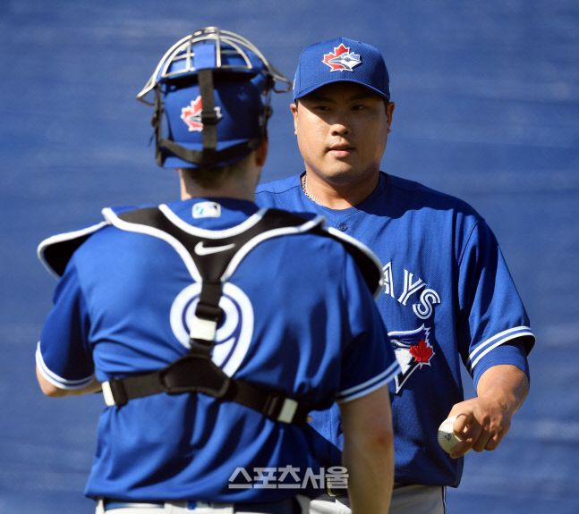 토론토 블루제이스 류현진이포수 대니 젠슨과 이야기를 나누고 있다. 최승섭기자 thunder@sportsseoul.com