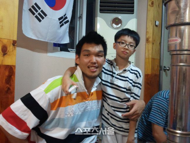 한국 농구선수 1호로 NBA에 진출한 하승진과 포즈를 취한 어린 시절의 이현중. 이 둘은 농구명문 삼일상고의 동문이 됐다.[스포츠서울 DB]