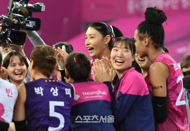 흥국생명 김연경(가운데)이 30일 계양체육관에서 열린 2020-2021 V리그 여자부 흥국생명과 GS칼텍스의 챔피언결정전 3차전에서 GS칼텍스에 패하며 준우승을 차지한 뒤 동료들과 박수를 치며 아쉬움을 달래고 있다. 2021. 3. 30. 인천 | 박진업기자 upandup@sportsseoul.com