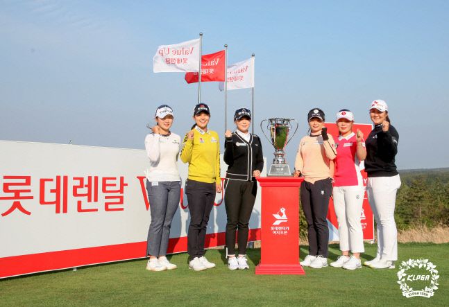 올시즌 KLPGA 정규투어 개막전인 롯데렌터카 여자오픈을 하루 앞둔 7일 박현경 김지현 조아연 최혜진 이소영 유해란(왼쪽부터) 등이 18번 티잉그라운드에 모여 기념촬영을 하고 있다. 제공=KLPGA