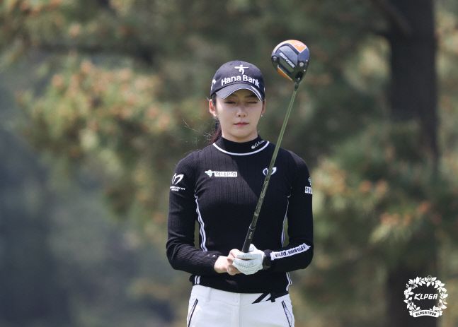 외모와 실력을 겸비해 화제를 모은 정지유가 KLPGA투어 개막전 롯데렌터카 여자오픈 첫 날 목표점을 조준하고 있다. 제공=KLPGA
