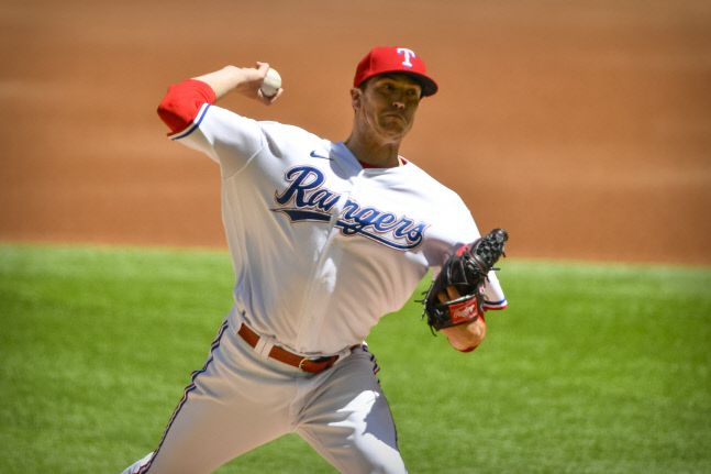 개막전에서 1회를 버티지 못하고 무너졌던 텍사스 레인저스 카일 깁슨은 토론토 블루제이스를 맞아 6이닝 동안 삼진 8개를 빼앗으며 무실점으로 역투했다. 알링턴(텍사스)|USA TODAY Sports연합뉴스