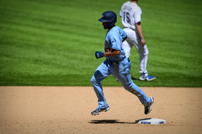0-2로 뒤진 8회 초 토론토 블루제이스 톱타자 마커스 시미엔이 추격의 솔로 홈런을 터뜨리며 베이스를 돌고 있다. 알링턴(텍사스)|USA TODAY Sports연합뉴스