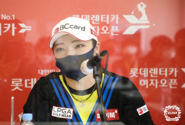 장하나가 8일 롯데스카이힐CC제주에서 개막한 KLPGA투어 롯데렌터카 여자오픈 첫 날 선두에 올라선 뒤 인터뷰하고 있다. 제공=KLPGA