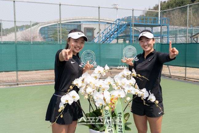 고등부 복식에서 우승한 강릉정보고의 마민주(왼쪽)-장아영. 프리랜서 김도원 제공