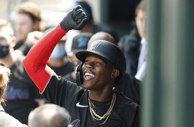 11일 뉴욕 메츠전에서 에이스 제이콥 디그롬으로부터 솔로 홈런을 뽑은 재즈 치솔름이 덕아웃에서 동료들의 환호를 받으며 기뻐하고 있다. 뉴욕|USA TODAY Sports연합뉴스