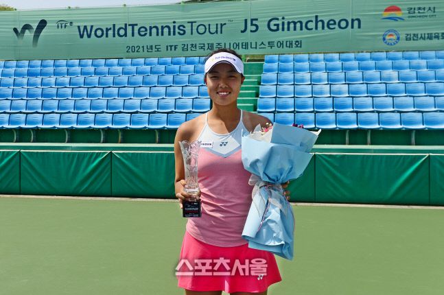 정보영이 우승트로피를 들고 환하게 웃고 있다. 대한테니스협회 제공