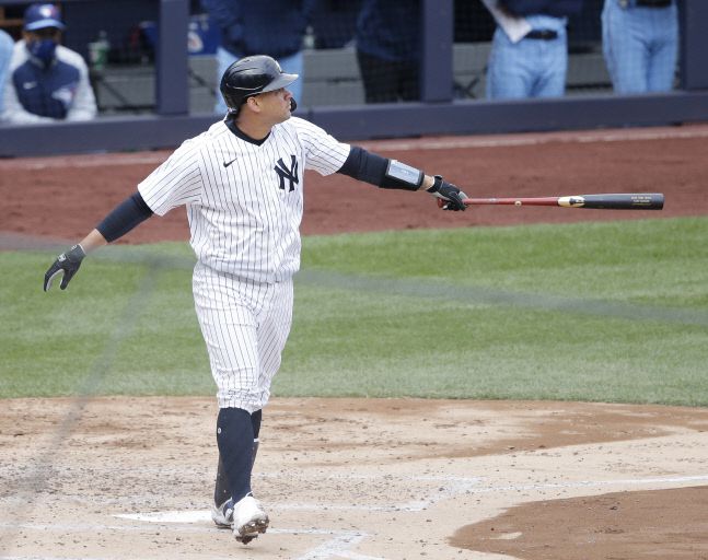 지난 4월2일 양키스타디움에서 벌어진 개막전에서 2회 류현진으로부터 투런 홈런을 뽑은 뉴욕 양키스 포수 개리 산체스가 타구를 쳐다보고 있다. 뉴욕|UPI연합뉴스