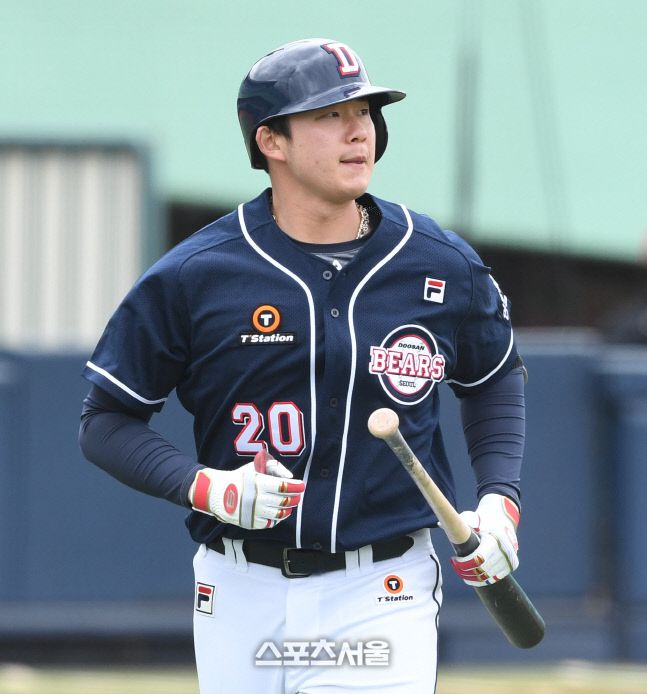 두산 김민혁이 지난달 1일 울산 문수야구장에서 진행된 KT와 연습경기에서 뜬공으로 물러나고있다.  김도훈기자 dica@sportsseoul.com