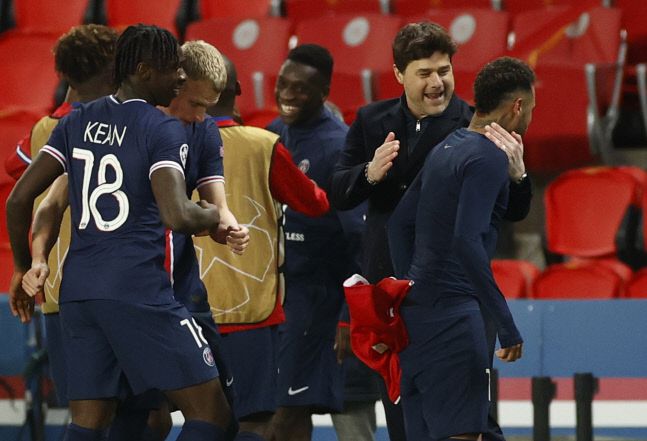 파리 생제르맹의 마우리시오 포체티노 감독과 네이마르(맨오른쪽) 등 선수들이 13일(현지시간) 바이에른 뮌헨을 제치고 2020~2021 유럽축구연맹(UEFA) 챔피언스리그 4강 진출에 성공한 뒤 좋아하고 있다. 파리/로이터 연합뉴스