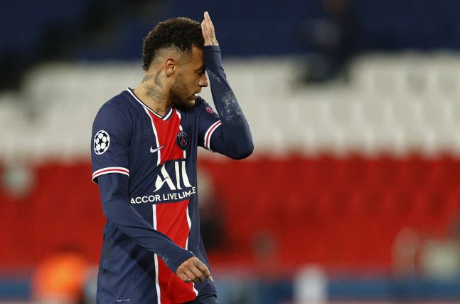 결정적 골기회를 놓친 네이마르가 아쉬워하고 있다. 파리/로이터 연합뉴스