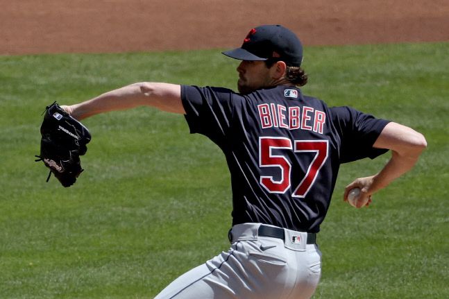 19일(한국 시간) 신시내티 레즈전에서 삼진 13개를 빼앗는 역투를 한 클리블랜디 인디언스 에이스 셰인 비버. 신시내티(오하이오)|AFP연합뉴스