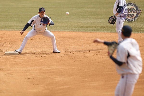 두산 안재석이 9일 잠실구장에서 열린 스프링캠프에서 수비 연습을 하고 있다.  제공|두산