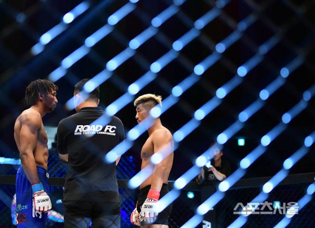 2019년 5월 제주에서 열린 ROAD FC 053에서 만수르 바르나위와 권아솔이 페이스오프를 하고 있다. 이경기에서 바르나위가 권아솔을 물리치고 라이트급 새 챔피언에 올랐다. 이주상기자 rainbow@sportsseoul.com