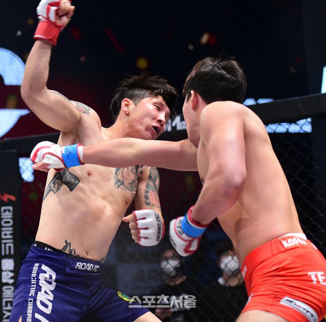 박승모가 난딘에르덴(왼쪽)의 얼굴에 펀치를 성공시키며 다운시키고 있다. 이주상기자 rainbow@sportsseoul.com