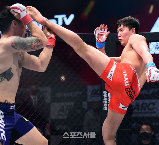 박승모가 난딘에르덴(왼쪽)의 얼굴에 하이킥 공격을 하고 있다. 이주상기자 rainbow@sportsseoul.com