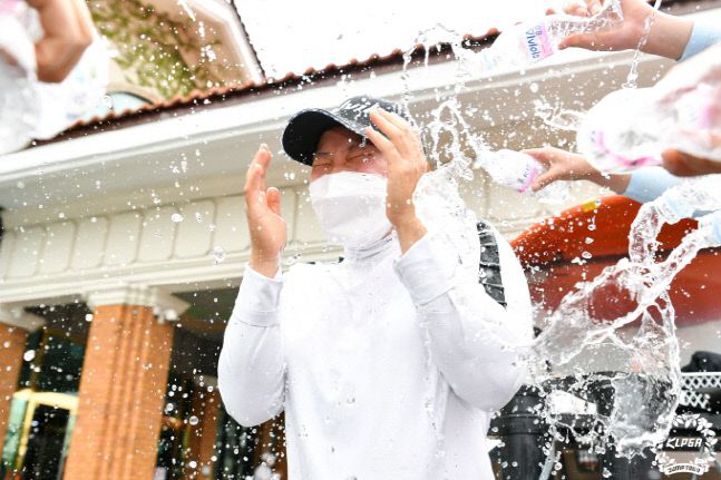 정주리가 XGOLF-백제CC 점프투어 4차전에서 우승을 차지한 뒤 동료들의 물세례를 받고 있다. 제공=KLPGA