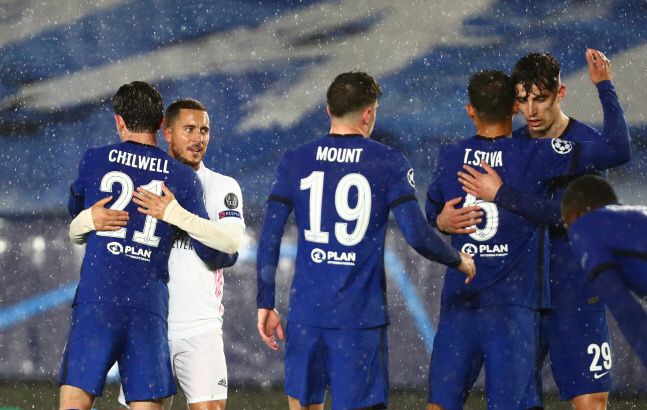 레알 마드리드의 에덴 아자르(왼쪽에서 두번째)가 경기 뒤 첼시의 벤 칠웰과 껴안고 격려하고 있다, 마드리드/로이터 연합뉴스