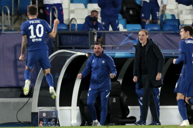 첼시의 크리스티안 풀리시치가 27일 밤(현지시간) 알프레도 디 스테파노 경기장에서 열린 레알 마드리드와의 2020~2021 유럽축구연맹(UEFA) 챔피언스리그 4강 원정 1차전에서 전반 14분 선제골을 넣은 뒤 토마스 투헬 감독이 있는 벤치 쪽에서 세리머니를 하고 있다. 마드리드/AP 연합뉴스