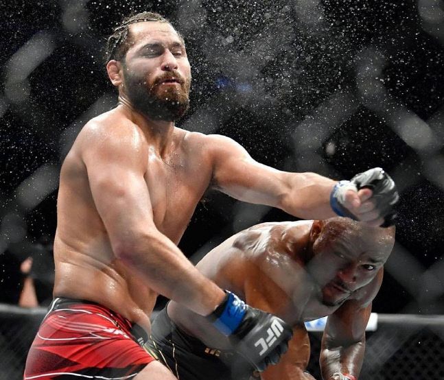 카마루 우스만이 엄청난 펀치로 호르헤 마스비달을 KO시키고 있다. 사진출처 | 카마루 우스만 SNS