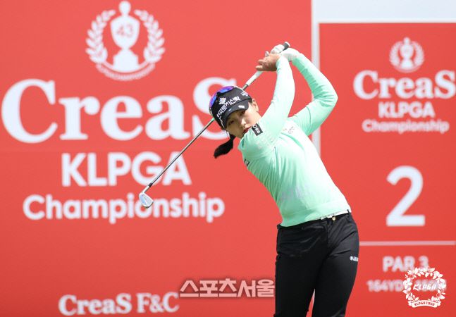 박현경이 2일 전남 영암군의 사우스링스 카일 필립스코스에서 열린 크리스 F&C 제43회 KLPGA챔피언십 최종 4라운드 2번홀에서 드라이버 티샷을 하고 있다. /KLPGA제공