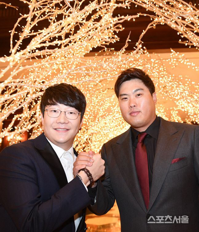 양현종과 류현진이 2018년 12월 6일 서울 강남구 임피리얼팰리스 호텔에서 진행된 ‘2018 스포츠서울 올해의 상’ 시상식에 참석해 포즈를 취하고 있다. 김도훈기자 dica@sportsseoul.com