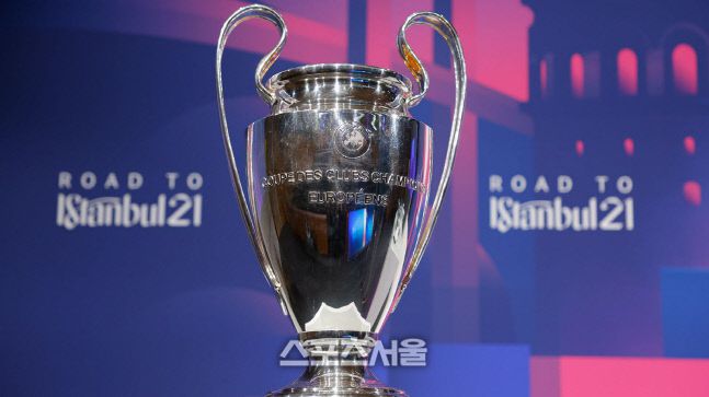 2020~201 UEFA 챔피언스리그 결승전은 5월29일 터키 이스탄불에서 열릴 예정이다. 사진은 우승트로피은 빅이어(Big Ear)