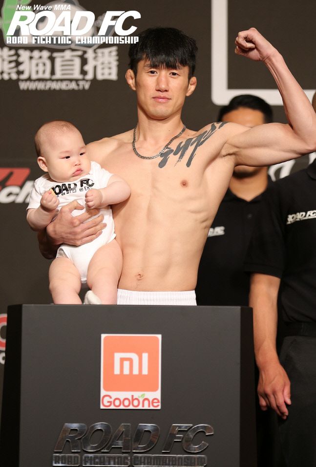 ROAD FC 039 계체량에서 함께 기념 사진을 촬영하는 문제훈과 문태민