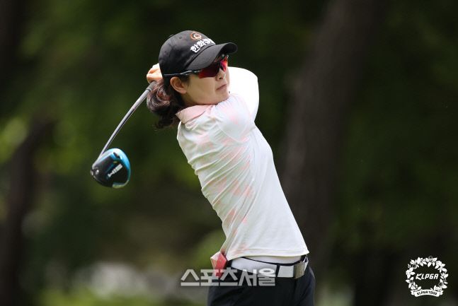 이정민이 14일 한국여자프로골프(KLPGA)투어 NH투자증권 레이디스 챔피언십 1라운드 1번홀에서 트라이버 티샷을 하고 있다. /KLPGA 제공