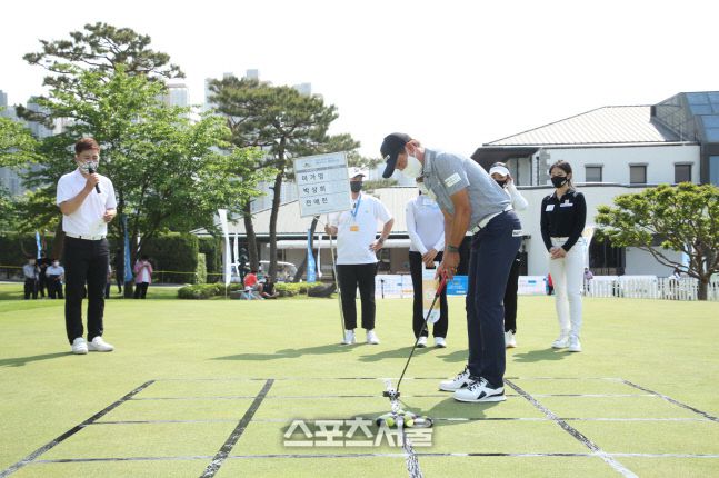 한국여자프로골프(KLPGA)투어 2021 NH투자증권 레이디스 챔피언십 개막을 앞두고 지난 13일 프로골퍼, 당구선수, 테니스 선수들이 그린위에서 ‘알까지’이벤트를 벌이고 있다. /크라우닝 제공