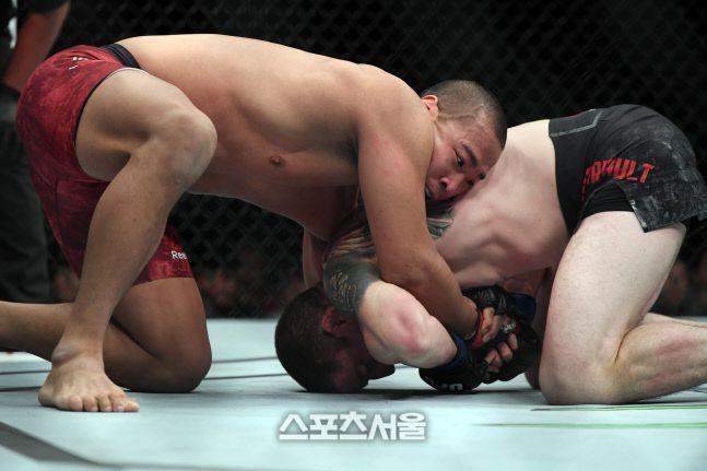 박준용이 2019년 부산에서 열린 UFC 파이트 나이트에서 마크-안드레 바리올트를 공격하고 있다. 박준용이 심판전원일치 판정승을 거뒀다. 이주상기자 rainbow@sportsseoul.com