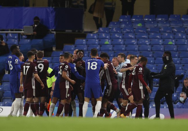 몸싸움을 벌이는 첼시와 레스터 시티 선수들.AP연합뉴스