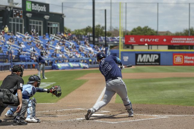탬파베이 레이스 최지만이 4회 2사 1루서 토론토 류현진으로부터 좌중월 2루타를 터뜨리고 있다. 더니든(플로리다)|AP연합뉴스