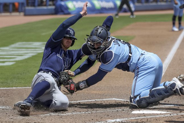 4회 토론토 류현진의 실점을 막아준 호수비. 중견수 조너선 데이비스-유격수 보 비셋-포수 대닌 잰슨의 중계로 이어진 플레이로 1루 주자 마이크 브로서가 홈에서 태그아웃되고 있다. 더니든(플로리다)AP연합뉴스