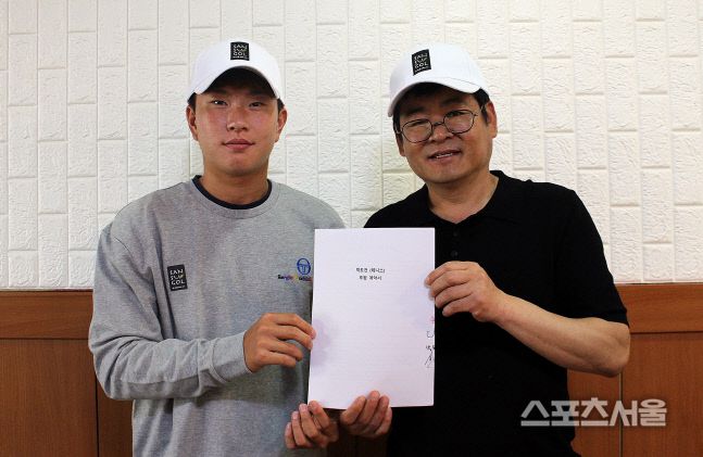 남자테니스 유망주 박도건(왼쪽)과 그를 후원하게 된 산수골 포크의 이택우 대표. 라이언 컴퍼니 제공