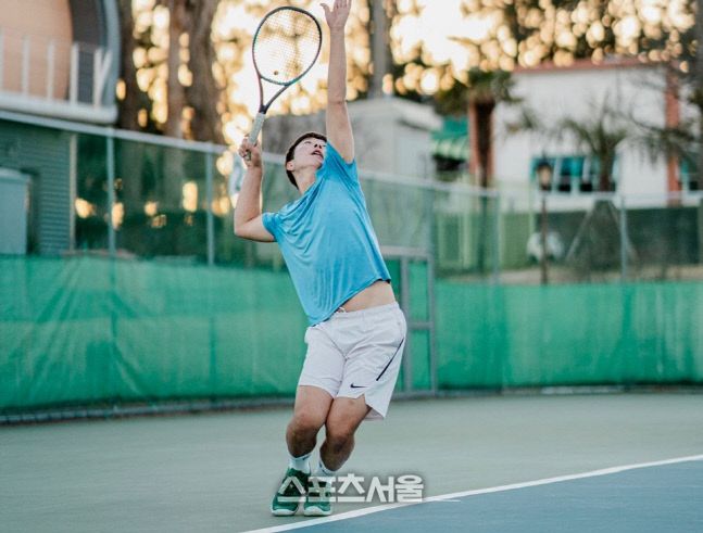 남자테니스 유망주 박도건의 서브. 라이언 컴퍼니 제공
