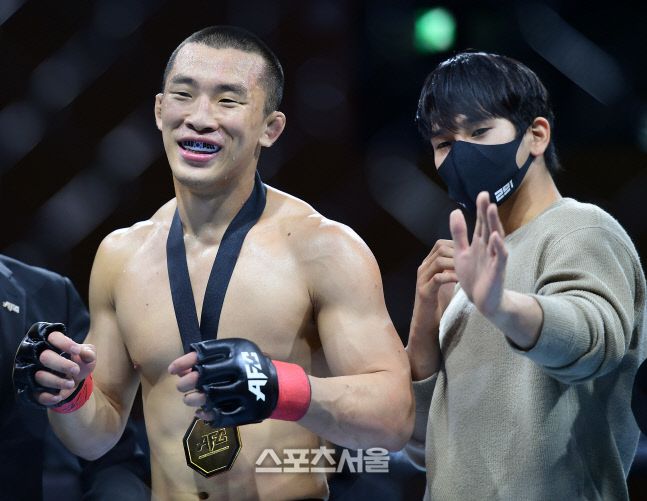 육준서가 김상욱의 승리를 축하해주고 있다. 이주상기자 rainbow@sportsseoul.com