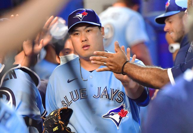 류현진은 통산 9이닝 기준 안타도 8.4개로 높은 편이지만 통산 평균자책점도 2.93으로 매우 빼어나다. AFP연합뉴스