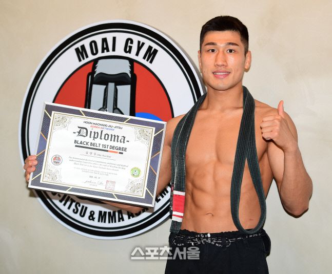 주짓수 블랙벨트 1단 자격증을 들고 기뻐하는 김민우. 이주상기자 rainbow@sportsseoul.com