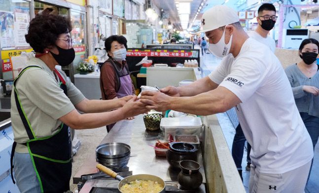 금광산이 창원 시민들에게 아이스커피를 선물하고 있다. 사진제공 | ROAD FC