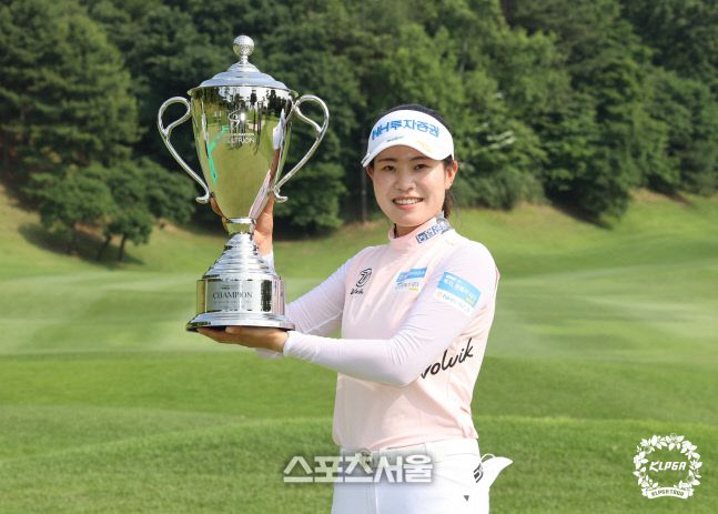 박민지가 13일 2021 한국여자프로골프(KLPGA)투어 셀트리온 퀸즈 마스터즈에서 우승한 뒤 우승컵을 들어올리며 활짝 웃고 있다. /KLPGA 제공