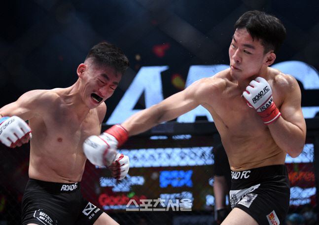 ARC 005에서 이정현이 조민수를 펀치로 공격하고 있다. 이주상기자 rainbow@sportsseoul.com